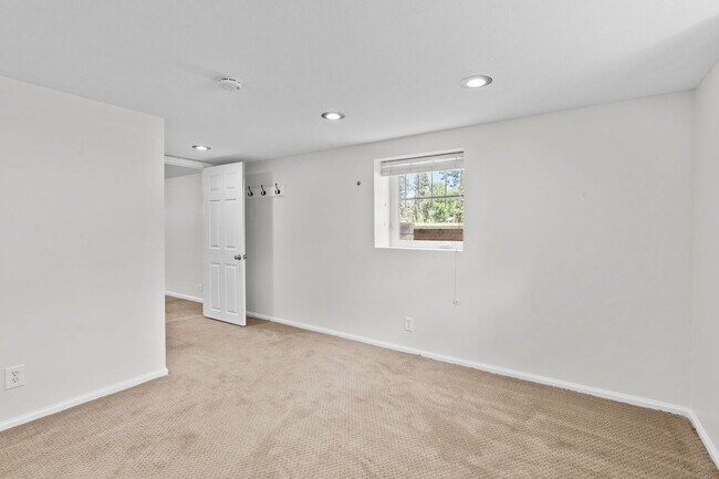Building Photo - Stunning 4 Bed 2 Bath Home across the Stre...