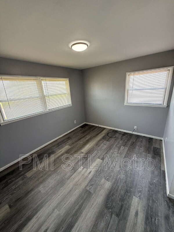 Building Photo - 323 Shepley Dr