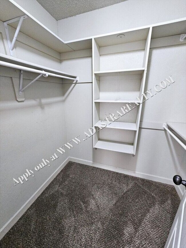 Building Photo - Beautiful Townhome in Blue Springs-Available NOW!!