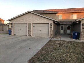 Building Photo - 2 Bed/1.5 Bath Townhome For Rent!