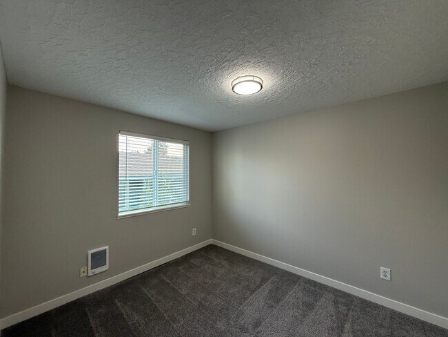 Building Photo - 5117 SW 62nd Ave