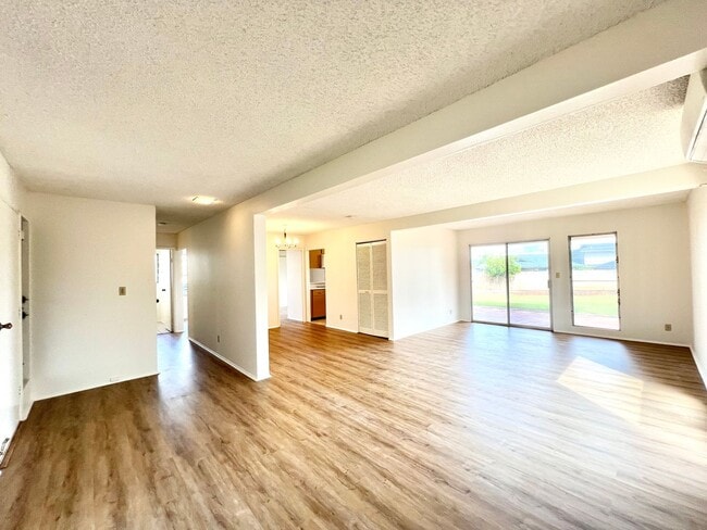 Building Photo - Spacious 5br/2.5ba House w/enclosed yard &...