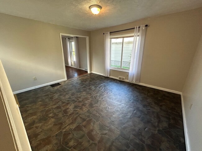 Building Photo - Single Family Home - Short Term Lease Avai...
