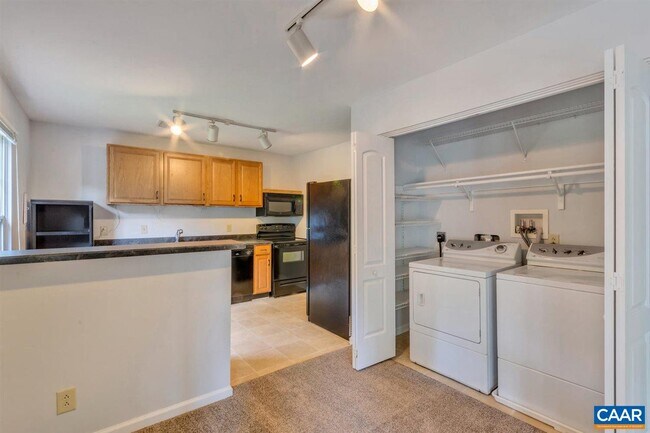 Building Photo - 1221 Villa Ln
