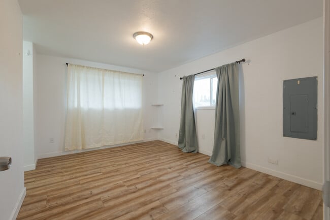 Building Photo - 938 E 65th St