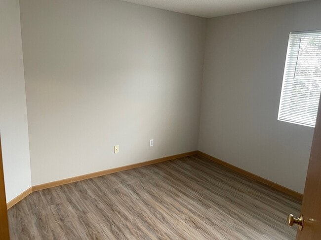 Building Photo - 9073 Scarlet Globe Dr