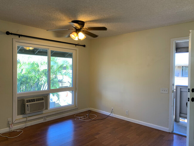 Building Photo - 2 Bedroom/1 1/2 bath - Ewa - Close to the ...