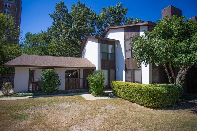 Building Photo - 2301 Mistletoe Dr