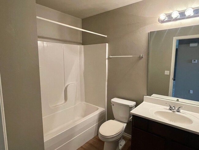 Building Photo - Beautiful 4 bed Bedroom Home in Mustang Sc...