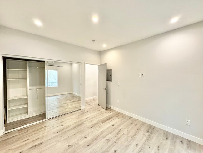 Building Photo - 141 N Swall Dr