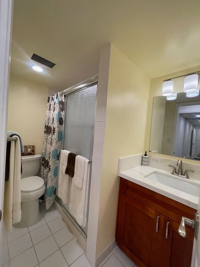 Building Photo - 2/2 Condo with 1 parking in Pool Community