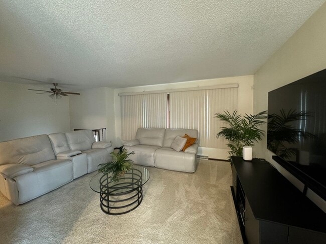 Building Photo - Great 3 BR/2 BA Townhome in Vadnais Heights!