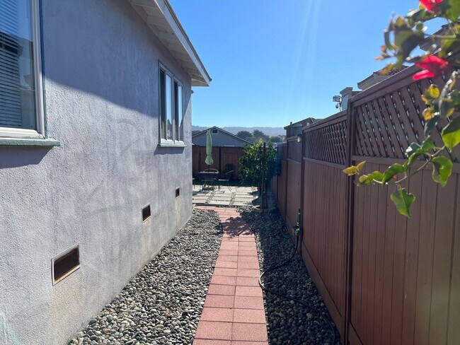 Building Photo - Home minutes from the beach