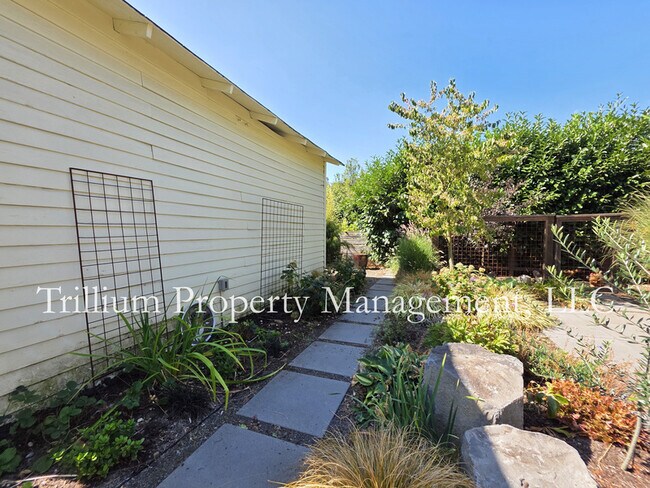 Building Photo - 3015 NE 67th Ave