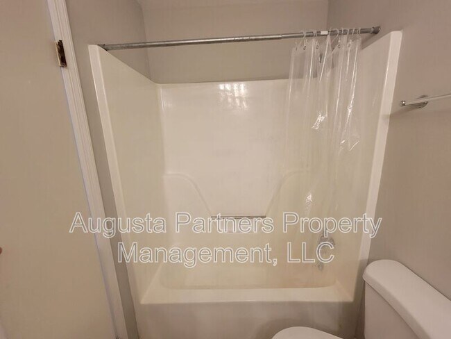 Building Photo - 3921 Miramar Dr Ext
