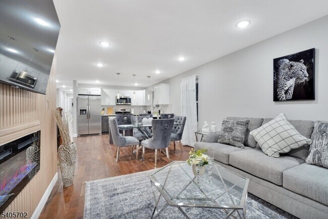 Building Photo - 225 S 9th St