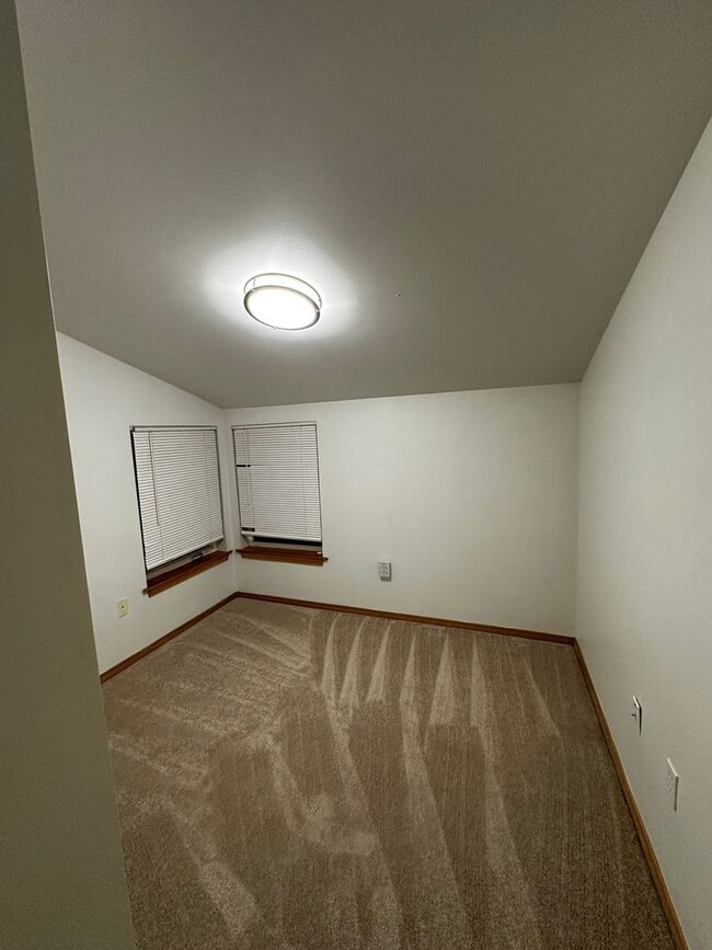 Building Photo - Updated 3 beds/ 2 bath townhome for rent!