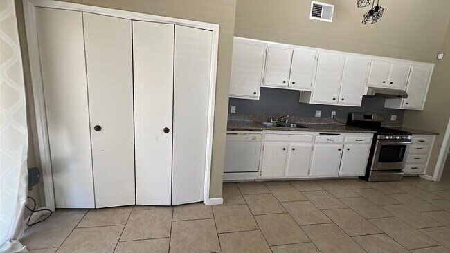 Building Photo - (APPLICATION PENDING) East Lancaster Home