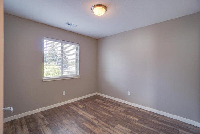 Building Photo - NEWER FOUR BEDROOM NEAR HAZEL DELL