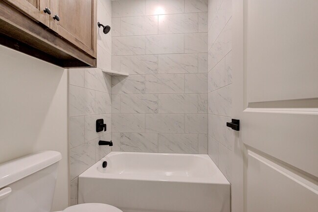 Building Photo - 2116 Josslyn Pl