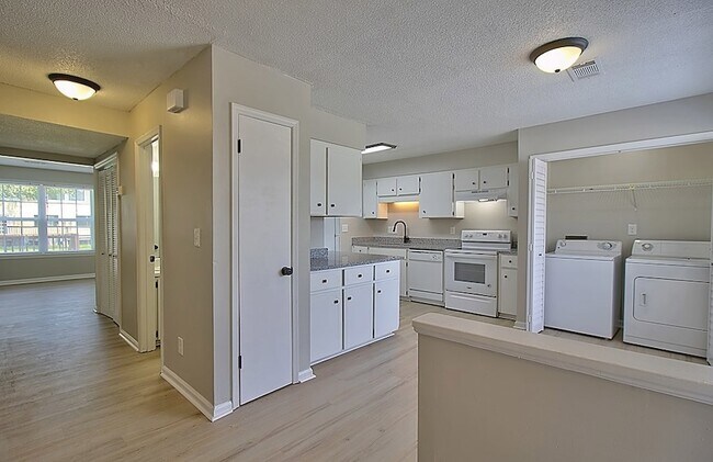 Building Photo - 912 Pineland Ave