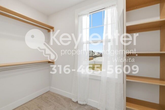 Building Photo - Beautiful 5 bedroom home near highways and schools!