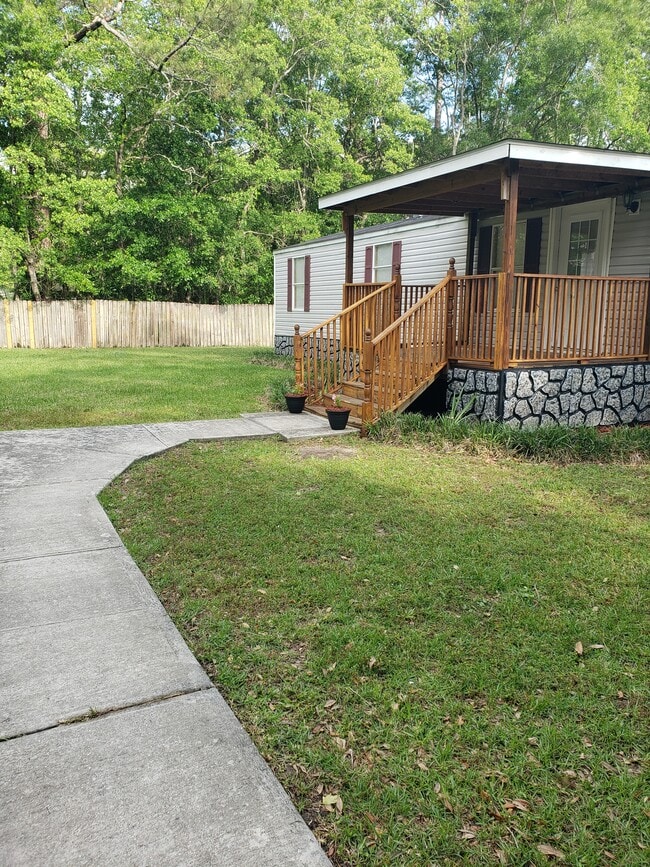 Building Photo - 7310 Pineview Dr