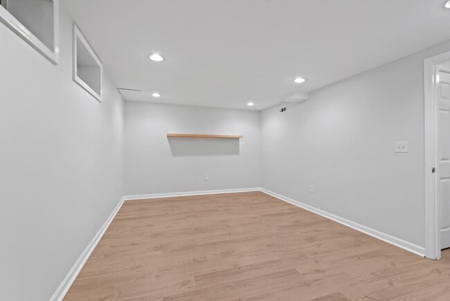 Building Photo - 20 White Pine Ct