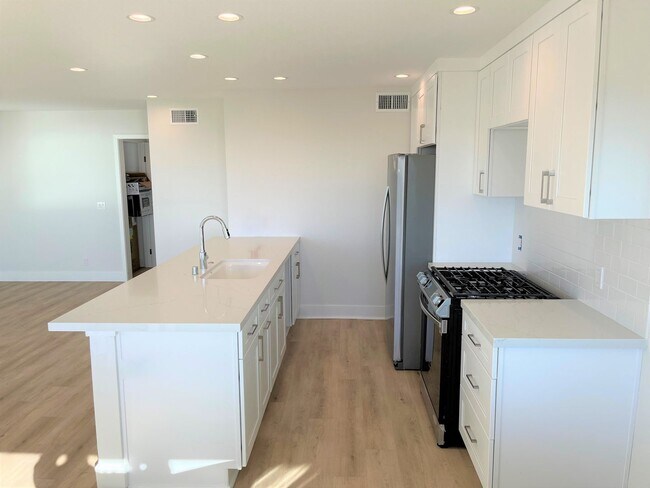 Building Photo - Ocean View Single Level Laguna Beach Condo!