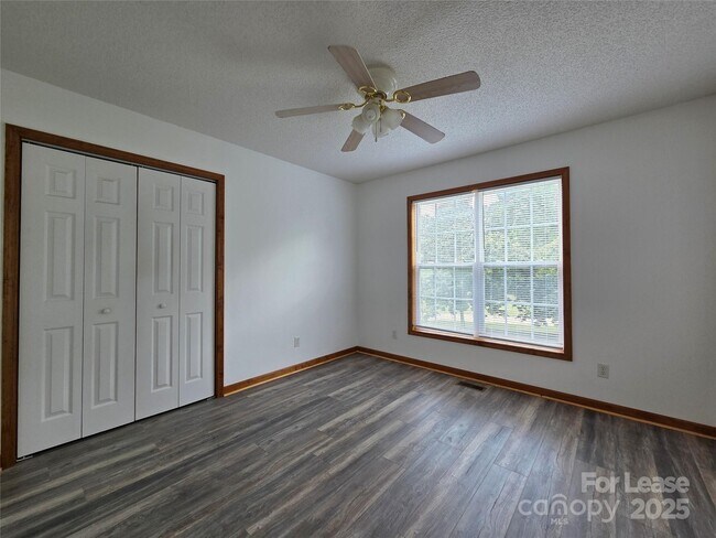 Building Photo - 4641 Hickory Grove Rd