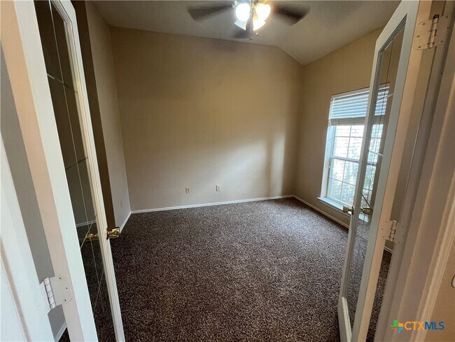 Building Photo - 2523 Creek Dr
