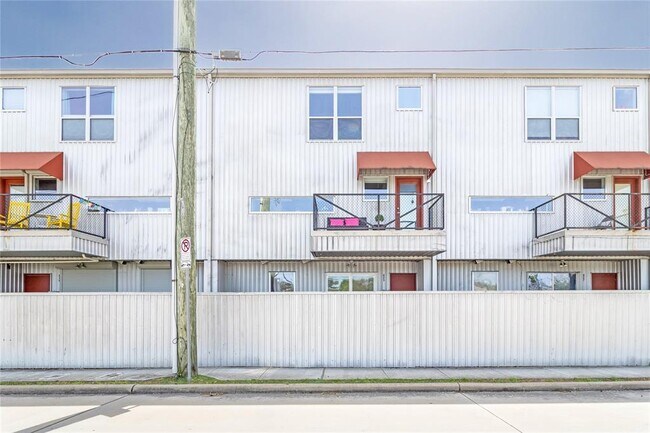 Building Photo - 823 Saulnier St