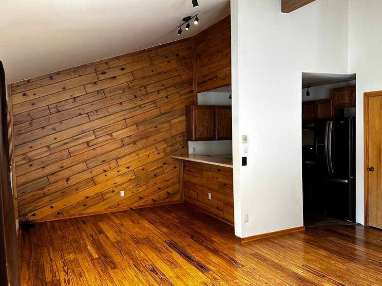 Dining area and kitchen counter - 2592 Anthonys Cir
