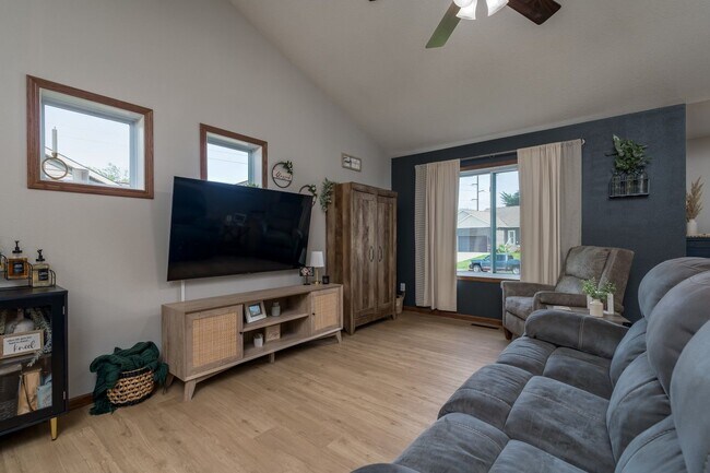 Building Photo - Stunning rambler on Tanager Road!