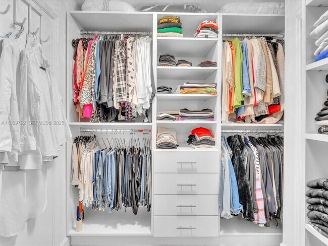 Building Photo - 215 SE 3rd Ave