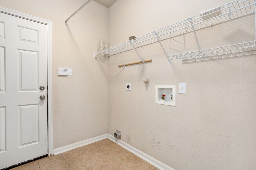 Building Photo - 3415 Highline Tr
