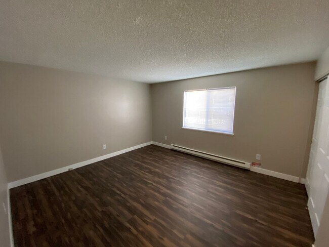 Building Photo - Remodeled 2 Bed 1 Bath Unit Near Children’s Hospital!