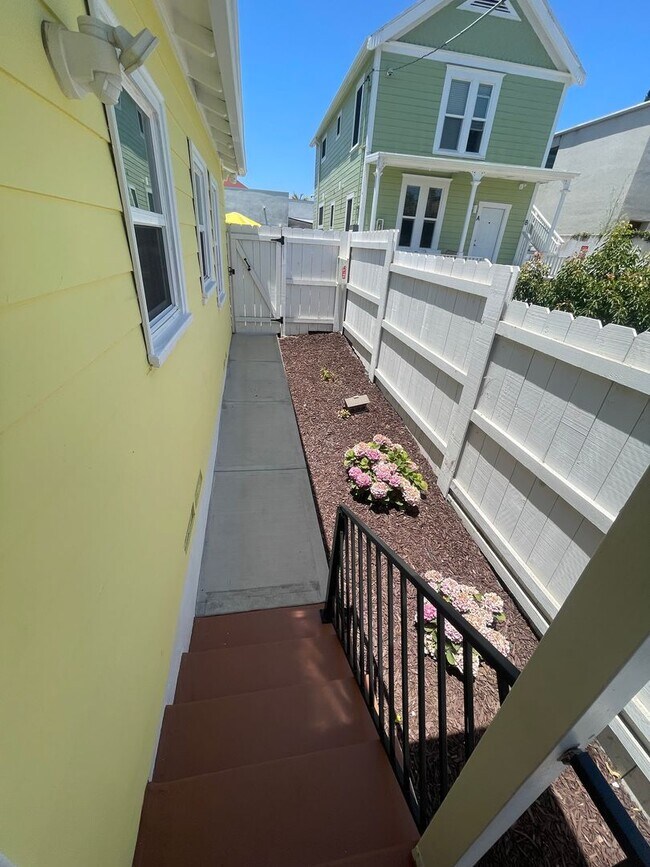 Building Photo - Charming 2-Bedroom Home with Private Yard ...