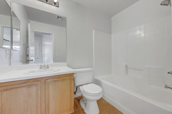 Building Photo - Adorable 2 story in the Northwest! Fresh paint and new carpet!