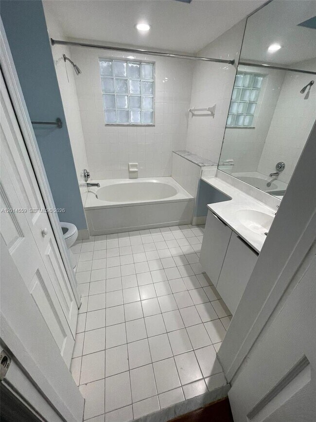Building Photo - 3165 NE 184th St