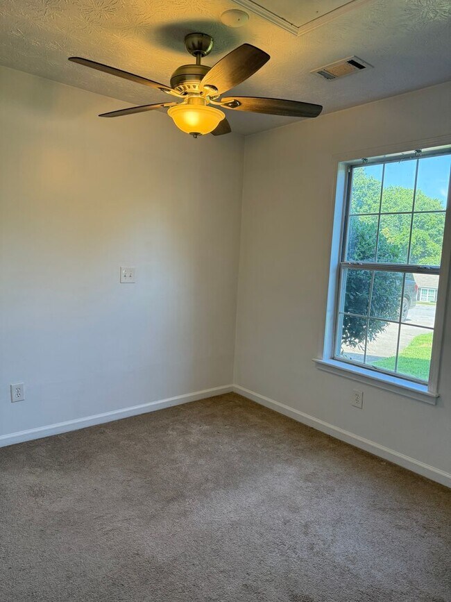 Building Photo - 3 Bedroom 2 Bathroom Ranch Home