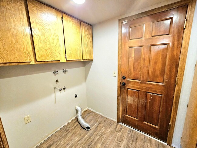 Building Photo - Beautiful 5 Bedroom Home Near the Cherry C...
