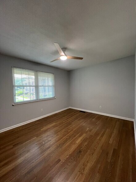 Building Photo - 1002 Willow Dr