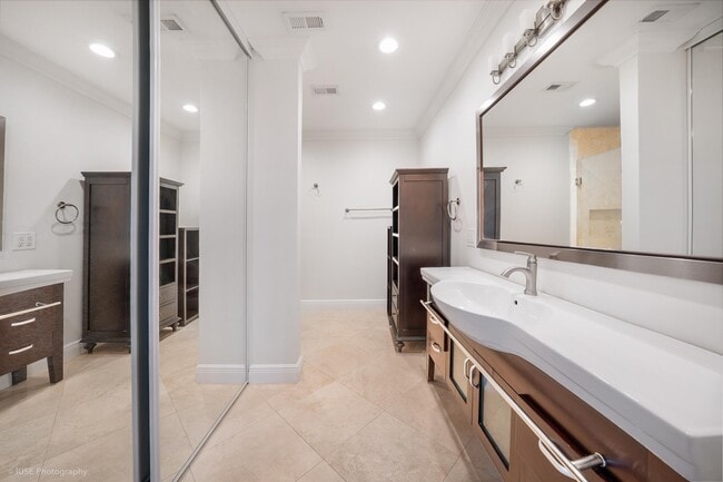 Building Photo - 320 Deer Creek Wildwood Ln E