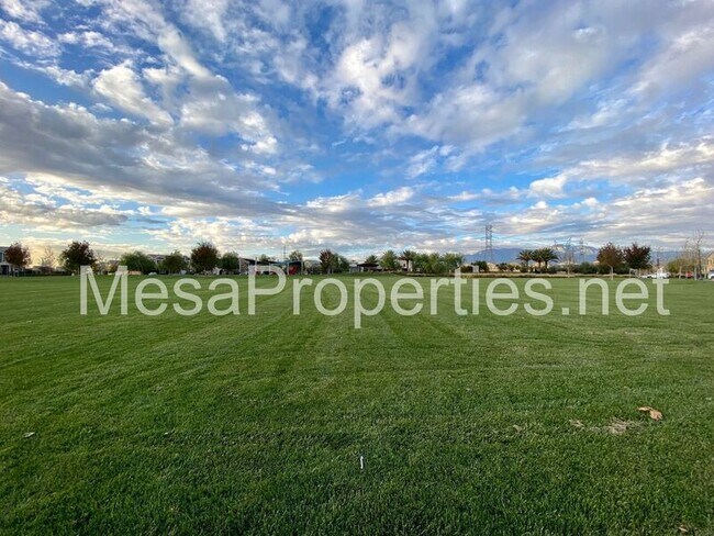 Building Photo - 3134 E La Avenida Dr