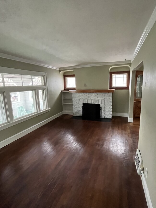 Building Photo - 1568 Larchmont Ave