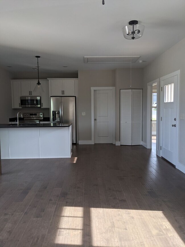Building Photo - Weaverville Rental!