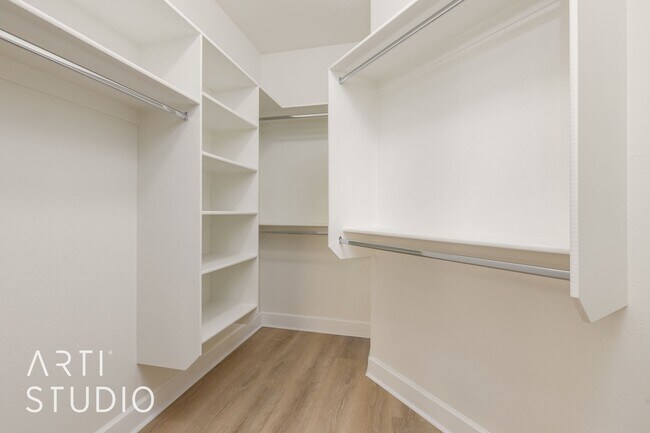Building Photo - 4 Bedroom. 2/5 Bathroom Home in Meadow Val...