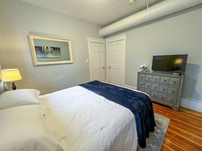 Building Photo - Amazing 3 bed 2 baths in Brookline.... MAY MOVE IN