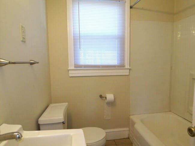 Building Photo - Ranch Home in NODA Area of Charlotte w/ Fe...